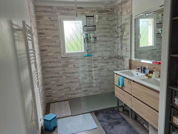 31240- REVEL- Maison de plain pied de 5 pièces principales- 130 m² environ. Carport pour 2 voitures. Piscine