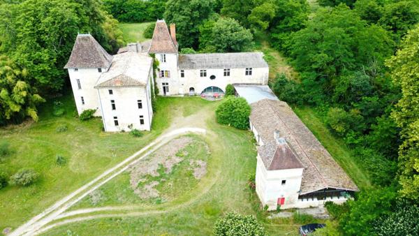 Historique château du 16ème siècle d’environ 750 m² – à 8 km de Bordeaux centre