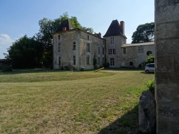 Historique château du 16ème siècle d’environ 750 m² – à 8 km de Bordeaux centre