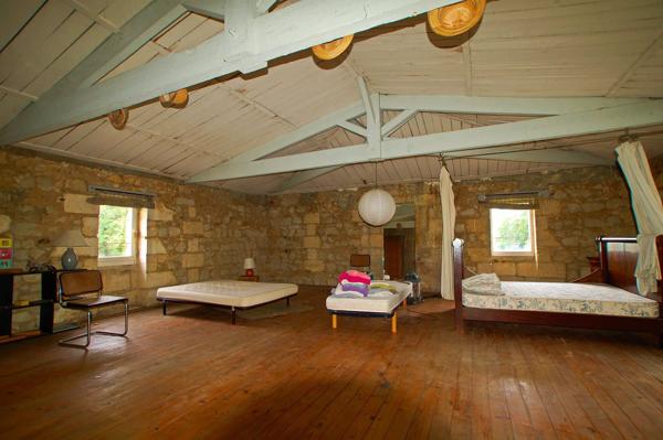 Historique château du 16ème siècle d’environ 750 m² – à 8 km de Bordeaux centre