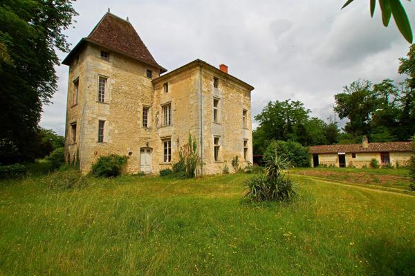 Historique château du 16ème siècle d’environ 750 m² – à 8 km de Bordeaux centre