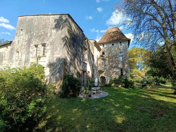 Historique château du 16ème siècle d’environ 750 m² – à 8 km de Bordeaux centre