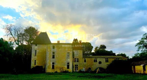 Historique château du 16ème siècle d’environ 750 m² – à 8 km de Bordeaux centre
