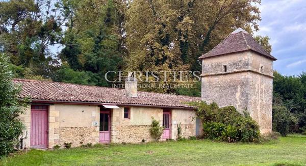 Historique château du 16ème siècle d’environ 750 m² – à 8 km de Bordeaux centre