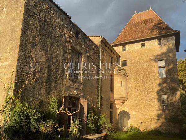 Historique château du 16ème siècle d’environ 750 m² – à 8 km de Bordeaux centre