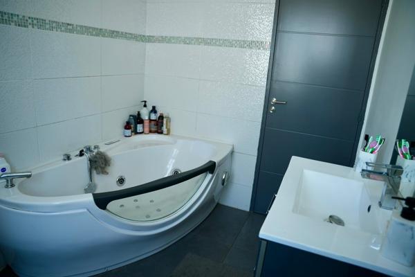 Maison de 103 m2 + salon de coiffure de 33 m2 à Mulhouse 245 000 € H.A.I.*