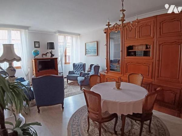 Immeuble composé d'un local commercial et appartements