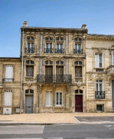 APPARTEMENT DE CARACTÈRE 94 M² – BORDEAUX – 5 PIÈCES – BALCON – IDÉAL HABITATION OU PROFESSION LIBÉRALE