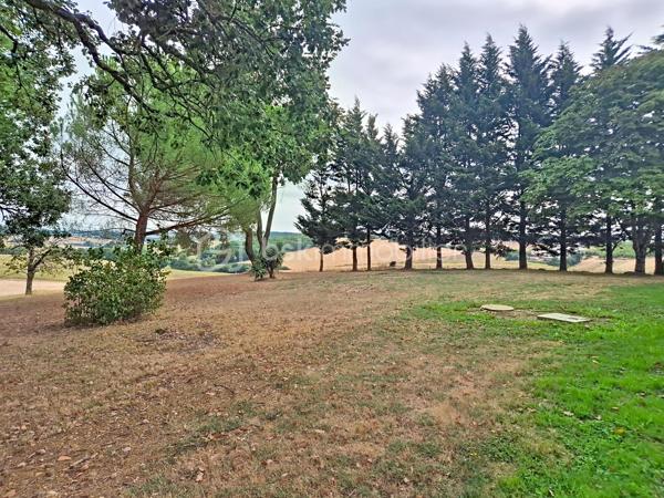 Et si votre prochain projet de vie commençait en Lomagne ?

À Lavit, au cœur de la Lomagne et dans un environnement privilégié avec vue sur la vallée, découvrez cette propriété pleine de caractère réunissant habitation, ancienne auberge et plusieurs hectares de terrain.

Un ensemble rare, idéal pour une grande famille mais surtout pour celles et ceux qui souhaitent concrétiser un projet de gîtes, chambres d’hôtes, restauration, réceptions, séminaires ou événementiel.

La partie habitation développe environ 273 m². Dès l’entrée, les volumes donnent le ton : une très grande pièce de vie chaleureuse avec cheminée ouverte, une cuisine indépendante également équipée d’une cheminée, deux chambres, une salle d’eau avec WC, un WC indépendant et une buanderie.

À l’étage, 6 chambres disposent chacune de leur propre salle d’eau et WC privatifs, un véritable atout pour une activité d’hébergement touristique. Toutes bénéficient également de la climatisation réversible.

À l’extérieur, une belle pergola invite à profiter du calme et de la vue sur la campagne environnante.

Mais le véritable PLUS de cette propriété, c’est son ancienne auberge d’environ 250 m², offrant une infrastructure déjà particulièrement intéressante pour un projet professionnel. Elle comprend notamment une grande salle de réception d’environ 100 m² avec terrasse, une cuisine de préparation équipée, un espace plonge, une chambre froide, deux réserves et une buanderie.

Le tout s’inscrit dans un superbe environnement de 3,6 hectares, composé d’espaces arborés, d’un jardin et d’un bois. Un grand hangar complète la propriété et offre une importante capacité de stockage.

Côté technique, la propriété bénéficie du double vitrage, de la climatisation réversible, d’un chauffe-eau thermodynamique, d’une toiture remaniée et deux compteurs triphasés. 

📍 Toulouse à environ 1h
📍 Agen à 45 min
📍 Castelsarrasin à 20 min
📍 Moissac à 25 min

Un lieu, plusieurs vies possibles. Maison familiale XXL, hébergement touristique, restauration, événements ou véritable changement de vie à la campagne : cette propriété offre un potentiel difficile à résumer en quelques lignes.