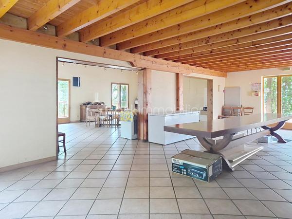 Et si votre prochain projet de vie commençait en Lomagne ?

À Lavit, au cœur de la Lomagne et dans un environnement privilégié avec vue sur la vallée, découvrez cette propriété pleine de caractère réunissant habitation, ancienne auberge et plusieurs hectares de terrain.

Un ensemble rare, idéal pour une grande famille mais surtout pour celles et ceux qui souhaitent concrétiser un projet de gîtes, chambres d’hôtes, restauration, réceptions, séminaires ou événementiel.

La partie habitation développe environ 273 m². Dès l’entrée, les volumes donnent le ton : une très grande pièce de vie chaleureuse avec cheminée ouverte, une cuisine indépendante également équipée d’une cheminée, deux chambres, une salle d’eau avec WC, un WC indépendant et une buanderie.

À l’étage, 6 chambres disposent chacune de leur propre salle d’eau et WC privatifs, un véritable atout pour une activité d’hébergement touristique. Toutes bénéficient également de la climatisation réversible.

À l’extérieur, une belle pergola invite à profiter du calme et de la vue sur la campagne environnante.

Mais le véritable PLUS de cette propriété, c’est son ancienne auberge d’environ 250 m², offrant une infrastructure déjà particulièrement intéressante pour un projet professionnel. Elle comprend notamment une grande salle de réception d’environ 100 m² avec terrasse, une cuisine de préparation équipée, un espace plonge, une chambre froide, deux réserves et une buanderie.

Le tout s’inscrit dans un superbe environnement de 3,6 hectares, composé d’espaces arborés, d’un jardin et d’un bois. Un grand hangar complète la propriété et offre une importante capacité de stockage.

Côté technique, la propriété bénéficie du double vitrage, de la climatisation réversible, d’un chauffe-eau thermodynamique, d’une toiture remaniée et deux compteurs triphasés. 

📍 Toulouse à environ 1h
📍 Agen à 45 min
📍 Castelsarrasin à 20 min
📍 Moissac à 25 min

Un lieu, plusieurs vies possibles. Maison familiale XXL, hébergement touristique, restauration, événements ou véritable changement de vie à la campagne : cette propriété offre un potentiel difficile à résumer en quelques lignes.