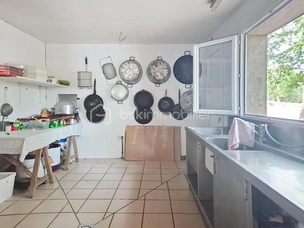 Et si votre prochain projet de vie commençait en Lomagne ?

À Lavit, au cœur de la Lomagne et dans un environnement privilégié avec vue sur la vallée, découvrez cette propriété pleine de caractère réunissant habitation, ancienne auberge et plusieurs hectares de terrain.

Un ensemble rare, idéal pour une grande famille mais surtout pour celles et ceux qui souhaitent concrétiser un projet de gîtes, chambres d’hôtes, restauration, réceptions, séminaires ou événementiel.

La partie habitation développe environ 273 m². Dès l’entrée, les volumes donnent le ton : une très grande pièce de vie chaleureuse avec cheminée ouverte, une cuisine indépendante également équipée d’une cheminée, deux chambres, une salle d’eau avec WC, un WC indépendant et une buanderie.

À l’étage, 6 chambres disposent chacune de leur propre salle d’eau et WC privatifs, un véritable atout pour une activité d’hébergement touristique. Toutes bénéficient également de la climatisation réversible.

À l’extérieur, une belle pergola invite à profiter du calme et de la vue sur la campagne environnante.

Mais le véritable PLUS de cette propriété, c’est son ancienne auberge d’environ 250 m², offrant une infrastructure déjà particulièrement intéressante pour un projet professionnel. Elle comprend notamment une grande salle de réception d’environ 100 m² avec terrasse, une cuisine de préparation équipée, un espace plonge, une chambre froide, deux réserves et une buanderie.

Le tout s’inscrit dans un superbe environnement de 3,6 hectares, composé d’espaces arborés, d’un jardin et d’un bois. Un grand hangar complète la propriété et offre une importante capacité de stockage.

Côté technique, la propriété bénéficie du double vitrage, de la climatisation réversible, d’un chauffe-eau thermodynamique, d’une toiture remaniée et deux compteurs triphasés. 

📍 Toulouse à environ 1h
📍 Agen à 45 min
📍 Castelsarrasin à 20 min
📍 Moissac à 25 min

Un lieu, plusieurs vies possibles. Maison familiale XXL, hébergement touristique, restauration, événements ou véritable changement de vie à la campagne : cette propriété offre un potentiel difficile à résumer en quelques lignes.