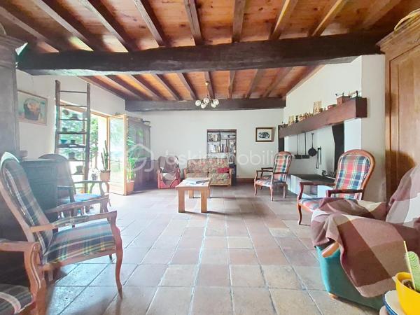 Et si votre prochain projet de vie commençait en Lomagne ?

À Lavit, au cœur de la Lomagne et dans un environnement privilégié avec vue sur la vallée, découvrez cette propriété pleine de caractère réunissant habitation, ancienne auberge et plusieurs hectares de terrain.

Un ensemble rare, idéal pour une grande famille mais surtout pour celles et ceux qui souhaitent concrétiser un projet de gîtes, chambres d’hôtes, restauration, réceptions, séminaires ou événementiel.

La partie habitation développe environ 273 m². Dès l’entrée, les volumes donnent le ton : une très grande pièce de vie chaleureuse avec cheminée ouverte, une cuisine indépendante également équipée d’une cheminée, deux chambres, une salle d’eau avec WC, un WC indépendant et une buanderie.

À l’étage, 6 chambres disposent chacune de leur propre salle d’eau et WC privatifs, un véritable atout pour une activité d’hébergement touristique. Toutes bénéficient également de la climatisation réversible.

À l’extérieur, une belle pergola invite à profiter du calme et de la vue sur la campagne environnante.

Mais le véritable PLUS de cette propriété, c’est son ancienne auberge d’environ 250 m², offrant une infrastructure déjà particulièrement intéressante pour un projet professionnel. Elle comprend notamment une grande salle de réception d’environ 100 m² avec terrasse, une cuisine de préparation équipée, un espace plonge, une chambre froide, deux réserves et une buanderie.

Le tout s’inscrit dans un superbe environnement de 3,6 hectares, composé d’espaces arborés, d’un jardin et d’un bois. Un grand hangar complète la propriété et offre une importante capacité de stockage.

Côté technique, la propriété bénéficie du double vitrage, de la climatisation réversible, d’un chauffe-eau thermodynamique, d’une toiture remaniée et deux compteurs triphasés. 

📍 Toulouse à environ 1h
📍 Agen à 45 min
📍 Castelsarrasin à 20 min
📍 Moissac à 25 min

Un lieu, plusieurs vies possibles. Maison familiale XXL, hébergement touristique, restauration, événements ou véritable changement de vie à la campagne : cette propriété offre un potentiel difficile à résumer en quelques lignes.