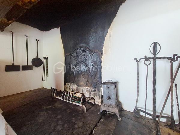 Et si votre prochain projet de vie commençait en Lomagne ?

À Lavit, au cœur de la Lomagne et dans un environnement privilégié avec vue sur la vallée, découvrez cette propriété pleine de caractère réunissant habitation, ancienne auberge et plusieurs hectares de terrain.

Un ensemble rare, idéal pour une grande famille mais surtout pour celles et ceux qui souhaitent concrétiser un projet de gîtes, chambres d’hôtes, restauration, réceptions, séminaires ou événementiel.

La partie habitation développe environ 273 m². Dès l’entrée, les volumes donnent le ton : une très grande pièce de vie chaleureuse avec cheminée ouverte, une cuisine indépendante également équipée d’une cheminée, deux chambres, une salle d’eau avec WC, un WC indépendant et une buanderie.

À l’étage, 6 chambres disposent chacune de leur propre salle d’eau et WC privatifs, un véritable atout pour une activité d’hébergement touristique. Toutes bénéficient également de la climatisation réversible.

À l’extérieur, une belle pergola invite à profiter du calme et de la vue sur la campagne environnante.

Mais le véritable PLUS de cette propriété, c’est son ancienne auberge d’environ 250 m², offrant une infrastructure déjà particulièrement intéressante pour un projet professionnel. Elle comprend notamment une grande salle de réception d’environ 100 m² avec terrasse, une cuisine de préparation équipée, un espace plonge, une chambre froide, deux réserves et une buanderie.

Le tout s’inscrit dans un superbe environnement de 3,6 hectares, composé d’espaces arborés, d’un jardin et d’un bois. Un grand hangar complète la propriété et offre une importante capacité de stockage.

Côté technique, la propriété bénéficie du double vitrage, de la climatisation réversible, d’un chauffe-eau thermodynamique, d’une toiture remaniée et deux compteurs triphasés. 

📍 Toulouse à environ 1h
📍 Agen à 45 min
📍 Castelsarrasin à 20 min
📍 Moissac à 25 min

Un lieu, plusieurs vies possibles. Maison familiale XXL, hébergement touristique, restauration, événements ou véritable changement de vie à la campagne : cette propriété offre un potentiel difficile à résumer en quelques lignes.