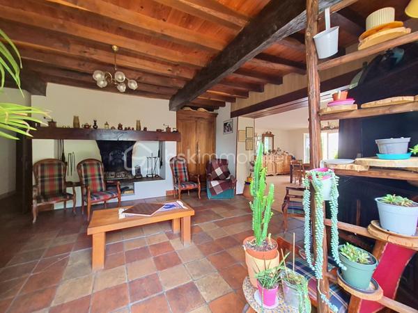 Et si votre prochain projet de vie commençait en Lomagne ?

À Lavit, au cœur de la Lomagne et dans un environnement privilégié avec vue sur la vallée, découvrez cette propriété pleine de caractère réunissant habitation, ancienne auberge et plusieurs hectares de terrain.

Un ensemble rare, idéal pour une grande famille mais surtout pour celles et ceux qui souhaitent concrétiser un projet de gîtes, chambres d’hôtes, restauration, réceptions, séminaires ou événementiel.

La partie habitation développe environ 273 m². Dès l’entrée, les volumes donnent le ton : une très grande pièce de vie chaleureuse avec cheminée ouverte, une cuisine indépendante également équipée d’une cheminée, deux chambres, une salle d’eau avec WC, un WC indépendant et une buanderie.

À l’étage, 6 chambres disposent chacune de leur propre salle d’eau et WC privatifs, un véritable atout pour une activité d’hébergement touristique. Toutes bénéficient également de la climatisation réversible.

À l’extérieur, une belle pergola invite à profiter du calme et de la vue sur la campagne environnante.

Mais le véritable PLUS de cette propriété, c’est son ancienne auberge d’environ 250 m², offrant une infrastructure déjà particulièrement intéressante pour un projet professionnel. Elle comprend notamment une grande salle de réception d’environ 100 m² avec terrasse, une cuisine de préparation équipée, un espace plonge, une chambre froide, deux réserves et une buanderie.

Le tout s’inscrit dans un superbe environnement de 3,6 hectares, composé d’espaces arborés, d’un jardin et d’un bois. Un grand hangar complète la propriété et offre une importante capacité de stockage.

Côté technique, la propriété bénéficie du double vitrage, de la climatisation réversible, d’un chauffe-eau thermodynamique, d’une toiture remaniée et deux compteurs triphasés. 

📍 Toulouse à environ 1h
📍 Agen à 45 min
📍 Castelsarrasin à 20 min
📍 Moissac à 25 min

Un lieu, plusieurs vies possibles. Maison familiale XXL, hébergement touristique, restauration, événements ou véritable changement de vie à la campagne : cette propriété offre un potentiel difficile à résumer en quelques lignes.