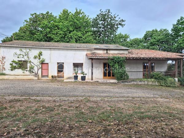 Et si votre prochain projet de vie commençait en Lomagne ?

À Lavit, au cœur de la Lomagne et dans un environnement privilégié avec vue sur la vallée, découvrez cette propriété pleine de caractère réunissant habitation, ancienne auberge et plusieurs hectares de terrain.

Un ensemble rare, idéal pour une grande famille mais surtout pour celles et ceux qui souhaitent concrétiser un projet de gîtes, chambres d’hôtes, restauration, réceptions, séminaires ou événementiel.

La partie habitation développe environ 273 m². Dès l’entrée, les volumes donnent le ton : une très grande pièce de vie chaleureuse avec cheminée ouverte, une cuisine indépendante également équipée d’une cheminée, deux chambres, une salle d’eau avec WC, un WC indépendant et une buanderie.

À l’étage, 6 chambres disposent chacune de leur propre salle d’eau et WC privatifs, un véritable atout pour une activité d’hébergement touristique. Toutes bénéficient également de la climatisation réversible.

À l’extérieur, une belle pergola invite à profiter du calme et de la vue sur la campagne environnante.

Mais le véritable PLUS de cette propriété, c’est son ancienne auberge d’environ 250 m², offrant une infrastructure déjà particulièrement intéressante pour un projet professionnel. Elle comprend notamment une grande salle de réception d’environ 100 m² avec terrasse, une cuisine de préparation équipée, un espace plonge, une chambre froide, deux réserves et une buanderie.

Le tout s’inscrit dans un superbe environnement de 3,6 hectares, composé d’espaces arborés, d’un jardin et d’un bois. Un grand hangar complète la propriété et offre une importante capacité de stockage.

Côté technique, la propriété bénéficie du double vitrage, de la climatisation réversible, d’un chauffe-eau thermodynamique, d’une toiture remaniée et deux compteurs triphasés. 

📍 Toulouse à environ 1h
📍 Agen à 45 min
📍 Castelsarrasin à 20 min
📍 Moissac à 25 min

Un lieu, plusieurs vies possibles. Maison familiale XXL, hébergement touristique, restauration, événements ou véritable changement de vie à la campagne : cette propriété offre un potentiel difficile à résumer en quelques lignes.