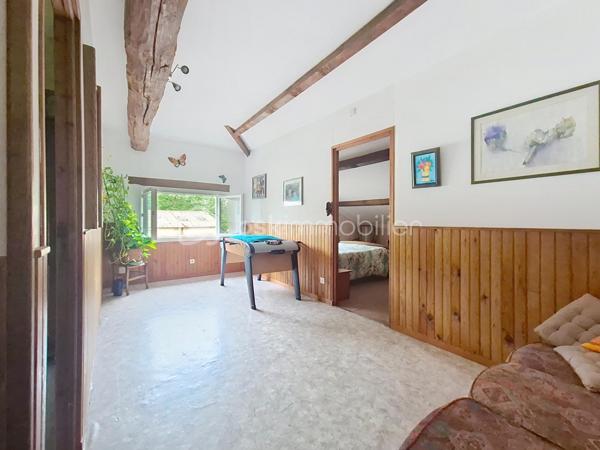 Et si votre prochain projet de vie commençait en Lomagne ?

À Lavit, au cœur de la Lomagne et dans un environnement privilégié avec vue sur la vallée, découvrez cette propriété pleine de caractère réunissant habitation, ancienne auberge et plusieurs hectares de terrain.

Un ensemble rare, idéal pour une grande famille mais surtout pour celles et ceux qui souhaitent concrétiser un projet de gîtes, chambres d’hôtes, restauration, réceptions, séminaires ou événementiel.

La partie habitation développe environ 273 m². Dès l’entrée, les volumes donnent le ton : une très grande pièce de vie chaleureuse avec cheminée ouverte, une cuisine indépendante également équipée d’une cheminée, deux chambres, une salle d’eau avec WC, un WC indépendant et une buanderie.

À l’étage, 6 chambres disposent chacune de leur propre salle d’eau et WC privatifs, un véritable atout pour une activité d’hébergement touristique. Toutes bénéficient également de la climatisation réversible.

À l’extérieur, une belle pergola invite à profiter du calme et de la vue sur la campagne environnante.

Mais le véritable PLUS de cette propriété, c’est son ancienne auberge d’environ 250 m², offrant une infrastructure déjà particulièrement intéressante pour un projet professionnel. Elle comprend notamment une grande salle de réception d’environ 100 m² avec terrasse, une cuisine de préparation équipée, un espace plonge, une chambre froide, deux réserves et une buanderie.

Le tout s’inscrit dans un superbe environnement de 3,6 hectares, composé d’espaces arborés, d’un jardin et d’un bois. Un grand hangar complète la propriété et offre une importante capacité de stockage.

Côté technique, la propriété bénéficie du double vitrage, de la climatisation réversible, d’un chauffe-eau thermodynamique, d’une toiture remaniée et deux compteurs triphasés. 

📍 Toulouse à environ 1h
📍 Agen à 45 min
📍 Castelsarrasin à 20 min
📍 Moissac à 25 min

Un lieu, plusieurs vies possibles. Maison familiale XXL, hébergement touristique, restauration, événements ou véritable changement de vie à la campagne : cette propriété offre un potentiel difficile à résumer en quelques lignes.
