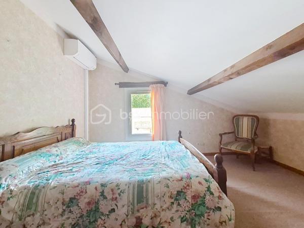 Et si votre prochain projet de vie commençait en Lomagne ?

À Lavit, au cœur de la Lomagne et dans un environnement privilégié avec vue sur la vallée, découvrez cette propriété pleine de caractère réunissant habitation, ancienne auberge et plusieurs hectares de terrain.

Un ensemble rare, idéal pour une grande famille mais surtout pour celles et ceux qui souhaitent concrétiser un projet de gîtes, chambres d’hôtes, restauration, réceptions, séminaires ou événementiel.

La partie habitation développe environ 273 m². Dès l’entrée, les volumes donnent le ton : une très grande pièce de vie chaleureuse avec cheminée ouverte, une cuisine indépendante également équipée d’une cheminée, deux chambres, une salle d’eau avec WC, un WC indépendant et une buanderie.

À l’étage, 6 chambres disposent chacune de leur propre salle d’eau et WC privatifs, un véritable atout pour une activité d’hébergement touristique. Toutes bénéficient également de la climatisation réversible.

À l’extérieur, une belle pergola invite à profiter du calme et de la vue sur la campagne environnante.

Mais le véritable PLUS de cette propriété, c’est son ancienne auberge d’environ 250 m², offrant une infrastructure déjà particulièrement intéressante pour un projet professionnel. Elle comprend notamment une grande salle de réception d’environ 100 m² avec terrasse, une cuisine de préparation équipée, un espace plonge, une chambre froide, deux réserves et une buanderie.

Le tout s’inscrit dans un superbe environnement de 3,6 hectares, composé d’espaces arborés, d’un jardin et d’un bois. Un grand hangar complète la propriété et offre une importante capacité de stockage.

Côté technique, la propriété bénéficie du double vitrage, de la climatisation réversible, d’un chauffe-eau thermodynamique, d’une toiture remaniée et deux compteurs triphasés. 

📍 Toulouse à environ 1h
📍 Agen à 45 min
📍 Castelsarrasin à 20 min
📍 Moissac à 25 min

Un lieu, plusieurs vies possibles. Maison familiale XXL, hébergement touristique, restauration, événements ou véritable changement de vie à la campagne : cette propriété offre un potentiel difficile à résumer en quelques lignes.