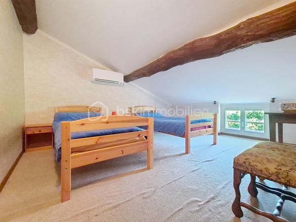 Et si votre prochain projet de vie commençait en Lomagne ?

À Lavit, au cœur de la Lomagne et dans un environnement privilégié avec vue sur la vallée, découvrez cette propriété pleine de caractère réunissant habitation, ancienne auberge et plusieurs hectares de terrain.

Un ensemble rare, idéal pour une grande famille mais surtout pour celles et ceux qui souhaitent concrétiser un projet de gîtes, chambres d’hôtes, restauration, réceptions, séminaires ou événementiel.

La partie habitation développe environ 273 m². Dès l’entrée, les volumes donnent le ton : une très grande pièce de vie chaleureuse avec cheminée ouverte, une cuisine indépendante également équipée d’une cheminée, deux chambres, une salle d’eau avec WC, un WC indépendant et une buanderie.

À l’étage, 6 chambres disposent chacune de leur propre salle d’eau et WC privatifs, un véritable atout pour une activité d’hébergement touristique. Toutes bénéficient également de la climatisation réversible.

À l’extérieur, une belle pergola invite à profiter du calme et de la vue sur la campagne environnante.

Mais le véritable PLUS de cette propriété, c’est son ancienne auberge d’environ 250 m², offrant une infrastructure déjà particulièrement intéressante pour un projet professionnel. Elle comprend notamment une grande salle de réception d’environ 100 m² avec terrasse, une cuisine de préparation équipée, un espace plonge, une chambre froide, deux réserves et une buanderie.

Le tout s’inscrit dans un superbe environnement de 3,6 hectares, composé d’espaces arborés, d’un jardin et d’un bois. Un grand hangar complète la propriété et offre une importante capacité de stockage.

Côté technique, la propriété bénéficie du double vitrage, de la climatisation réversible, d’un chauffe-eau thermodynamique, d’une toiture remaniée et deux compteurs triphasés. 

📍 Toulouse à environ 1h
📍 Agen à 45 min
📍 Castelsarrasin à 20 min
📍 Moissac à 25 min

Un lieu, plusieurs vies possibles. Maison familiale XXL, hébergement touristique, restauration, événements ou véritable changement de vie à la campagne : cette propriété offre un potentiel difficile à résumer en quelques lignes.