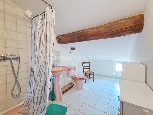 Et si votre prochain projet de vie commençait en Lomagne ?

À Lavit, au cœur de la Lomagne et dans un environnement privilégié avec vue sur la vallée, découvrez cette propriété pleine de caractère réunissant habitation, ancienne auberge et plusieurs hectares de terrain.

Un ensemble rare, idéal pour une grande famille mais surtout pour celles et ceux qui souhaitent concrétiser un projet de gîtes, chambres d’hôtes, restauration, réceptions, séminaires ou événementiel.

La partie habitation développe environ 273 m². Dès l’entrée, les volumes donnent le ton : une très grande pièce de vie chaleureuse avec cheminée ouverte, une cuisine indépendante également équipée d’une cheminée, deux chambres, une salle d’eau avec WC, un WC indépendant et une buanderie.

À l’étage, 6 chambres disposent chacune de leur propre salle d’eau et WC privatifs, un véritable atout pour une activité d’hébergement touristique. Toutes bénéficient également de la climatisation réversible.

À l’extérieur, une belle pergola invite à profiter du calme et de la vue sur la campagne environnante.

Mais le véritable PLUS de cette propriété, c’est son ancienne auberge d’environ 250 m², offrant une infrastructure déjà particulièrement intéressante pour un projet professionnel. Elle comprend notamment une grande salle de réception d’environ 100 m² avec terrasse, une cuisine de préparation équipée, un espace plonge, une chambre froide, deux réserves et une buanderie.

Le tout s’inscrit dans un superbe environnement de 3,6 hectares, composé d’espaces arborés, d’un jardin et d’un bois. Un grand hangar complète la propriété et offre une importante capacité de stockage.

Côté technique, la propriété bénéficie du double vitrage, de la climatisation réversible, d’un chauffe-eau thermodynamique, d’une toiture remaniée et deux compteurs triphasés. 

📍 Toulouse à environ 1h
📍 Agen à 45 min
📍 Castelsarrasin à 20 min
📍 Moissac à 25 min

Un lieu, plusieurs vies possibles. Maison familiale XXL, hébergement touristique, restauration, événements ou véritable changement de vie à la campagne : cette propriété offre un potentiel difficile à résumer en quelques lignes.