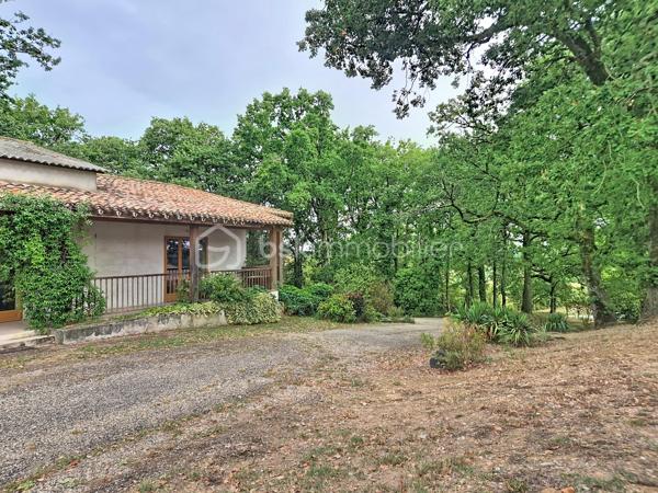 Et si votre prochain projet de vie commençait en Lomagne ?

À Lavit, au cœur de la Lomagne et dans un environnement privilégié avec vue sur la vallée, découvrez cette propriété pleine de caractère réunissant habitation, ancienne auberge et plusieurs hectares de terrain.

Un ensemble rare, idéal pour une grande famille mais surtout pour celles et ceux qui souhaitent concrétiser un projet de gîtes, chambres d’hôtes, restauration, réceptions, séminaires ou événementiel.

La partie habitation développe environ 273 m². Dès l’entrée, les volumes donnent le ton : une très grande pièce de vie chaleureuse avec cheminée ouverte, une cuisine indépendante également équipée d’une cheminée, deux chambres, une salle d’eau avec WC, un WC indépendant et une buanderie.

À l’étage, 6 chambres disposent chacune de leur propre salle d’eau et WC privatifs, un véritable atout pour une activité d’hébergement touristique. Toutes bénéficient également de la climatisation réversible.

À l’extérieur, une belle pergola invite à profiter du calme et de la vue sur la campagne environnante.

Mais le véritable PLUS de cette propriété, c’est son ancienne auberge d’environ 250 m², offrant une infrastructure déjà particulièrement intéressante pour un projet professionnel. Elle comprend notamment une grande salle de réception d’environ 100 m² avec terrasse, une cuisine de préparation équipée, un espace plonge, une chambre froide, deux réserves et une buanderie.

Le tout s’inscrit dans un superbe environnement de 3,6 hectares, composé d’espaces arborés, d’un jardin et d’un bois. Un grand hangar complète la propriété et offre une importante capacité de stockage.

Côté technique, la propriété bénéficie du double vitrage, de la climatisation réversible, d’un chauffe-eau thermodynamique, d’une toiture remaniée et deux compteurs triphasés. 

📍 Toulouse à environ 1h
📍 Agen à 45 min
📍 Castelsarrasin à 20 min
📍 Moissac à 25 min

Un lieu, plusieurs vies possibles. Maison familiale XXL, hébergement touristique, restauration, événements ou véritable changement de vie à la campagne : cette propriété offre un potentiel difficile à résumer en quelques lignes.