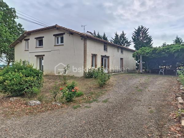Et si votre prochain projet de vie commençait en Lomagne ?

À Lavit, au cœur de la Lomagne et dans un environnement privilégié avec vue sur la vallée, découvrez cette propriété pleine de caractère réunissant habitation, ancienne auberge et plusieurs hectares de terrain.

Un ensemble rare, idéal pour une grande famille mais surtout pour celles et ceux qui souhaitent concrétiser un projet de gîtes, chambres d’hôtes, restauration, réceptions, séminaires ou événementiel.

La partie habitation développe environ 273 m². Dès l’entrée, les volumes donnent le ton : une très grande pièce de vie chaleureuse avec cheminée ouverte, une cuisine indépendante également équipée d’une cheminée, deux chambres, une salle d’eau avec WC, un WC indépendant et une buanderie.

À l’étage, 6 chambres disposent chacune de leur propre salle d’eau et WC privatifs, un véritable atout pour une activité d’hébergement touristique. Toutes bénéficient également de la climatisation réversible.

À l’extérieur, une belle pergola invite à profiter du calme et de la vue sur la campagne environnante.

Mais le véritable PLUS de cette propriété, c’est son ancienne auberge d’environ 250 m², offrant une infrastructure déjà particulièrement intéressante pour un projet professionnel. Elle comprend notamment une grande salle de réception d’environ 100 m² avec terrasse, une cuisine de préparation équipée, un espace plonge, une chambre froide, deux réserves et une buanderie.

Le tout s’inscrit dans un superbe environnement de 3,6 hectares, composé d’espaces arborés, d’un jardin et d’un bois. Un grand hangar complète la propriété et offre une importante capacité de stockage.

Côté technique, la propriété bénéficie du double vitrage, de la climatisation réversible, d’un chauffe-eau thermodynamique, d’une toiture remaniée et deux compteurs triphasés. 

📍 Toulouse à environ 1h
📍 Agen à 45 min
📍 Castelsarrasin à 20 min
📍 Moissac à 25 min

Un lieu, plusieurs vies possibles. Maison familiale XXL, hébergement touristique, restauration, événements ou véritable changement de vie à la campagne : cette propriété offre un potentiel difficile à résumer en quelques lignes.