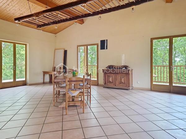 Et si votre prochain projet de vie commençait en Lomagne ?

À Lavit, au cœur de la Lomagne et dans un environnement privilégié avec vue sur la vallée, découvrez cette propriété pleine de caractère réunissant habitation, ancienne auberge et plusieurs hectares de terrain.

Un ensemble rare, idéal pour une grande famille mais surtout pour celles et ceux qui souhaitent concrétiser un projet de gîtes, chambres d’hôtes, restauration, réceptions, séminaires ou événementiel.

La partie habitation développe environ 273 m². Dès l’entrée, les volumes donnent le ton : une très grande pièce de vie chaleureuse avec cheminée ouverte, une cuisine indépendante également équipée d’une cheminée, deux chambres, une salle d’eau avec WC, un WC indépendant et une buanderie.

À l’étage, 6 chambres disposent chacune de leur propre salle d’eau et WC privatifs, un véritable atout pour une activité d’hébergement touristique. Toutes bénéficient également de la climatisation réversible.

À l’extérieur, une belle pergola invite à profiter du calme et de la vue sur la campagne environnante.

Mais le véritable PLUS de cette propriété, c’est son ancienne auberge d’environ 250 m², offrant une infrastructure déjà particulièrement intéressante pour un projet professionnel. Elle comprend notamment une grande salle de réception d’environ 100 m² avec terrasse, une cuisine de préparation équipée, un espace plonge, une chambre froide, deux réserves et une buanderie.

Le tout s’inscrit dans un superbe environnement de 3,6 hectares, composé d’espaces arborés, d’un jardin et d’un bois. Un grand hangar complète la propriété et offre une importante capacité de stockage.

Côté technique, la propriété bénéficie du double vitrage, de la climatisation réversible, d’un chauffe-eau thermodynamique, d’une toiture remaniée et deux compteurs triphasés. 

📍 Toulouse à environ 1h
📍 Agen à 45 min
📍 Castelsarrasin à 20 min
📍 Moissac à 25 min

Un lieu, plusieurs vies possibles. Maison familiale XXL, hébergement touristique, restauration, événements ou véritable changement de vie à la campagne : cette propriété offre un potentiel difficile à résumer en quelques lignes.