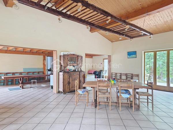Et si votre prochain projet de vie commençait en Lomagne ?

À Lavit, au cœur de la Lomagne et dans un environnement privilégié avec vue sur la vallée, découvrez cette propriété pleine de caractère réunissant habitation, ancienne auberge et plusieurs hectares de terrain.

Un ensemble rare, idéal pour une grande famille mais surtout pour celles et ceux qui souhaitent concrétiser un projet de gîtes, chambres d’hôtes, restauration, réceptions, séminaires ou événementiel.

La partie habitation développe environ 273 m². Dès l’entrée, les volumes donnent le ton : une très grande pièce de vie chaleureuse avec cheminée ouverte, une cuisine indépendante également équipée d’une cheminée, deux chambres, une salle d’eau avec WC, un WC indépendant et une buanderie.

À l’étage, 6 chambres disposent chacune de leur propre salle d’eau et WC privatifs, un véritable atout pour une activité d’hébergement touristique. Toutes bénéficient également de la climatisation réversible.

À l’extérieur, une belle pergola invite à profiter du calme et de la vue sur la campagne environnante.

Mais le véritable PLUS de cette propriété, c’est son ancienne auberge d’environ 250 m², offrant une infrastructure déjà particulièrement intéressante pour un projet professionnel. Elle comprend notamment une grande salle de réception d’environ 100 m² avec terrasse, une cuisine de préparation équipée, un espace plonge, une chambre froide, deux réserves et une buanderie.

Le tout s’inscrit dans un superbe environnement de 3,6 hectares, composé d’espaces arborés, d’un jardin et d’un bois. Un grand hangar complète la propriété et offre une importante capacité de stockage.

Côté technique, la propriété bénéficie du double vitrage, de la climatisation réversible, d’un chauffe-eau thermodynamique, d’une toiture remaniée et deux compteurs triphasés. 

📍 Toulouse à environ 1h
📍 Agen à 45 min
📍 Castelsarrasin à 20 min
📍 Moissac à 25 min

Un lieu, plusieurs vies possibles. Maison familiale XXL, hébergement touristique, restauration, événements ou véritable changement de vie à la campagne : cette propriété offre un potentiel difficile à résumer en quelques lignes.