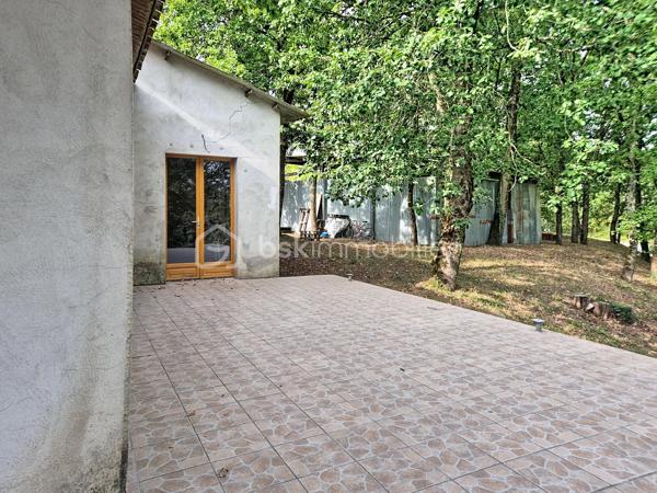 Et si votre prochain projet de vie commençait en Lomagne ?

À Lavit, au cœur de la Lomagne et dans un environnement privilégié avec vue sur la vallée, découvrez cette propriété pleine de caractère réunissant habitation, ancienne auberge et plusieurs hectares de terrain.

Un ensemble rare, idéal pour une grande famille mais surtout pour celles et ceux qui souhaitent concrétiser un projet de gîtes, chambres d’hôtes, restauration, réceptions, séminaires ou événementiel.

La partie habitation développe environ 273 m². Dès l’entrée, les volumes donnent le ton : une très grande pièce de vie chaleureuse avec cheminée ouverte, une cuisine indépendante également équipée d’une cheminée, deux chambres, une salle d’eau avec WC, un WC indépendant et une buanderie.

À l’étage, 6 chambres disposent chacune de leur propre salle d’eau et WC privatifs, un véritable atout pour une activité d’hébergement touristique. Toutes bénéficient également de la climatisation réversible.

À l’extérieur, une belle pergola invite à profiter du calme et de la vue sur la campagne environnante.

Mais le véritable PLUS de cette propriété, c’est son ancienne auberge d’environ 250 m², offrant une infrastructure déjà particulièrement intéressante pour un projet professionnel. Elle comprend notamment une grande salle de réception d’environ 100 m² avec terrasse, une cuisine de préparation équipée, un espace plonge, une chambre froide, deux réserves et une buanderie.

Le tout s’inscrit dans un superbe environnement de 3,6 hectares, composé d’espaces arborés, d’un jardin et d’un bois. Un grand hangar complète la propriété et offre une importante capacité de stockage.

Côté technique, la propriété bénéficie du double vitrage, de la climatisation réversible, d’un chauffe-eau thermodynamique, d’une toiture remaniée et deux compteurs triphasés. 

📍 Toulouse à environ 1h
📍 Agen à 45 min
📍 Castelsarrasin à 20 min
📍 Moissac à 25 min

Un lieu, plusieurs vies possibles. Maison familiale XXL, hébergement touristique, restauration, événements ou véritable changement de vie à la campagne : cette propriété offre un potentiel difficile à résumer en quelques lignes.