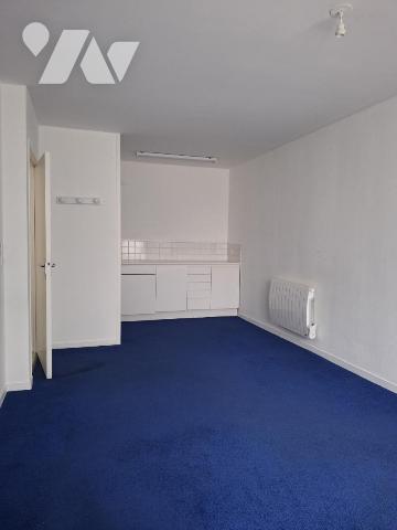 UN LOCAL PROFESSIONNEL de 40m² à usage de cabinet médical au RDC d'un immeuble de 1990 