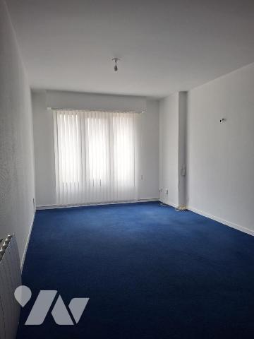 UN LOCAL PROFESSIONNEL de 40m² à usage de cabinet médical au RDC d'un immeuble de 1990 