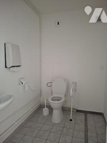 UN LOCAL PROFESSIONNEL de 40m² à usage de cabinet médical au RDC d'un immeuble de 1990 