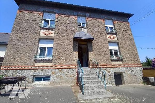 Exclusivement à l'Etude, LECOUSSE, Maison en pierres, couverte en ardoises, élevée sur cave d'u...