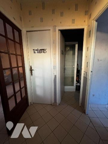 Exclusivement à l'Etude, LECOUSSE, Maison en pierres, couverte en ardoises, élevée sur cave d'u...