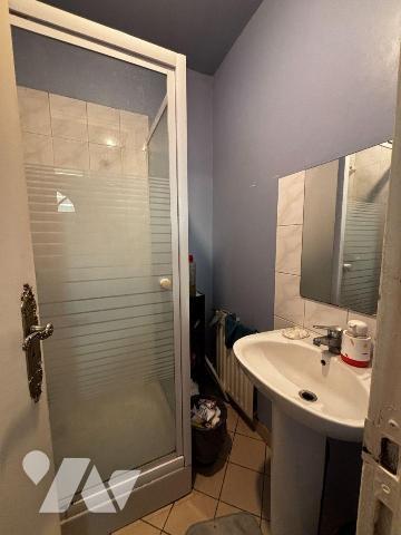 Exclusivement à l'Etude, LECOUSSE, Maison en pierres, couverte en ardoises, élevée sur cave d'u...