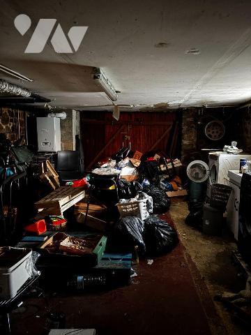 Exclusivement à l'Etude, LECOUSSE, Maison en pierres, couverte en ardoises, élevée sur cave d'u...