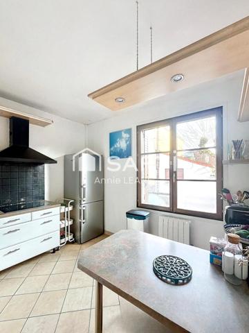 Maison indépendante lumineuse avec jardin, idéale pour habitation ou profession libérale, à deux pas des transports et commodités