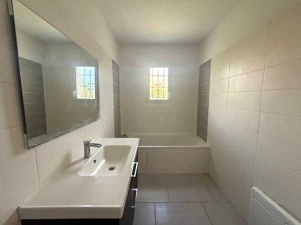 Maison de  plain pied 3 chambres avec 475 M2 de terrain
