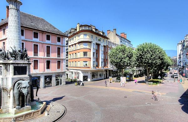 Appartement de standing avec cave et grenier 134 m2 centre ville Chambéry