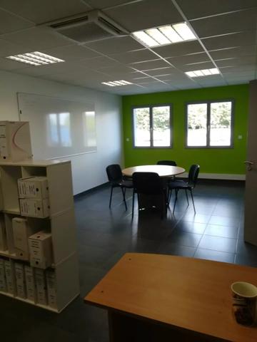 LOCAL D ACTIVITES PROFESSIONNELLES DE 105 M2 - BUREAUX