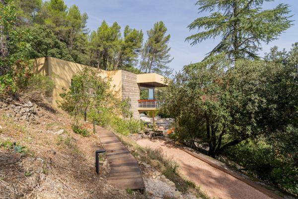 Villa moderniste au coeur de la Provence