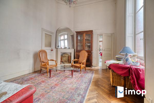 Appartement bourgeois avec belle hauteur sous plafond