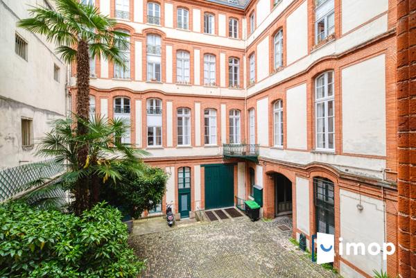 Appartement bourgeois avec belle hauteur sous plafond