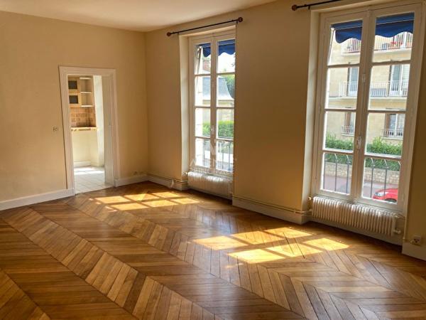 Appartement 2 pièces 50m2 - 2 minutes à pied du RER A Saint Germain En Laye Loyer 1 100 €/mois charges comprises **  - Référence  18489