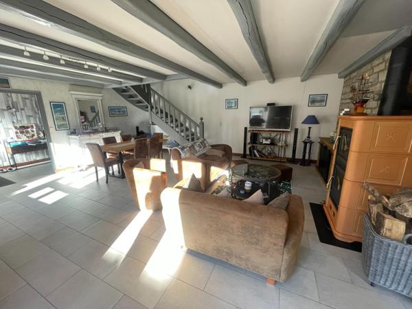 Maison de ville, commerces et services à pieds,