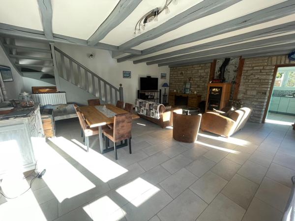 Maison de ville, commerces et services à pieds,