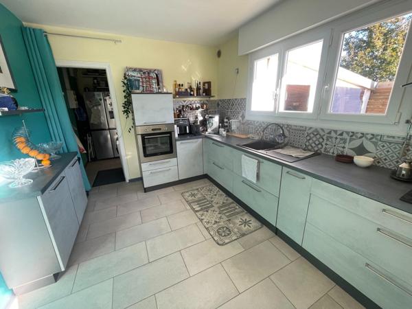 Maison de ville, commerces et services à pieds,