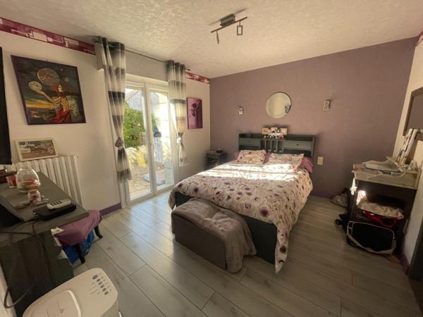 Maison de ville, commerces et services à pieds,