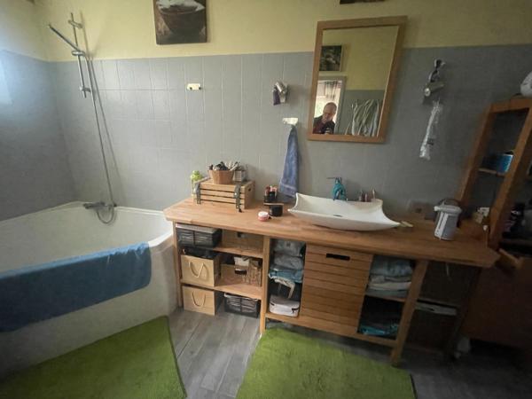 Maison de ville, commerces et services à pieds,