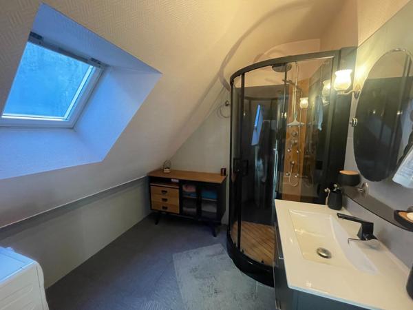 Maison de ville, commerces et services à pieds,