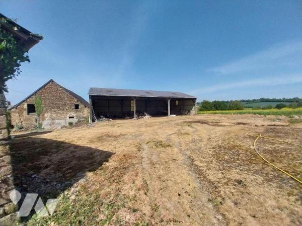 Au sud de VITRE, dans un petit hameau, A VENDRE belle maison en pierres et ses dépendances.
La...